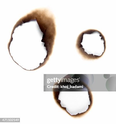 Burnt trous dans un morceau de papier. Burnt trous dans un morceau de papier.