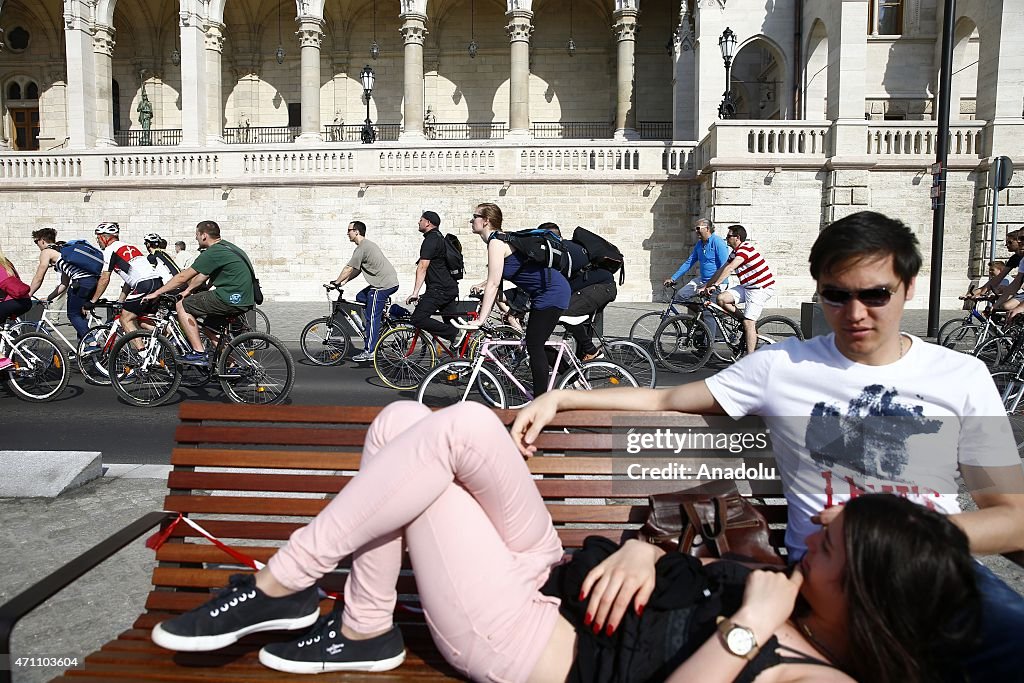 Thousands of cyclists take part in 'I Bike Budapest' procession