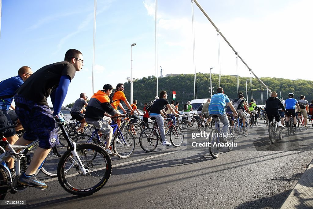Thousands of cyclists take part in 'I Bike Budapest' procession