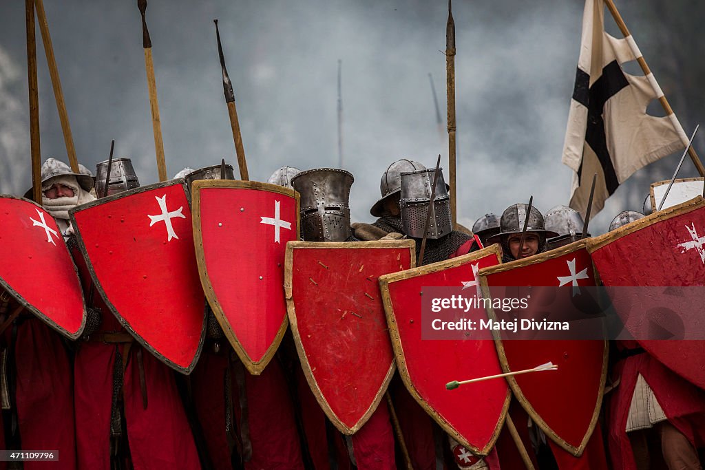 2,000 Swordsmen Enact Medieval Battle