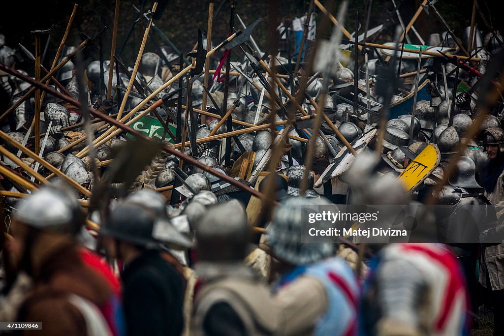 2,000 Swordsmen Enact Medieval Battle