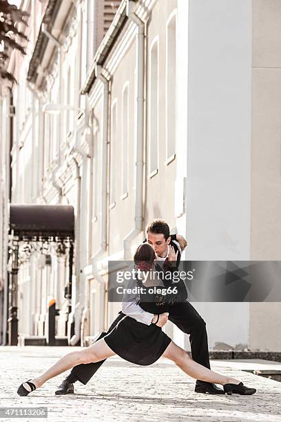 dancing in the streets - tango stockfoto's en -beelden