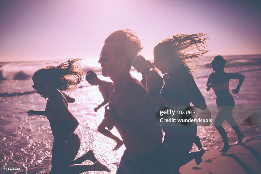 Freunde Laufen am Strand zusammen an einem sonnigen Nachmittag