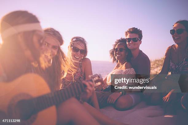 menina a tocar guitarra para os seus amigos num beachparty - girl singing imagens e fotografias de stock