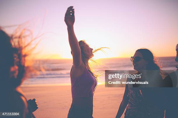 mädchen gefühl kostenlos vor einem sonnenuntergang am strand mit freunden - girl beach sunset stock-fotos und bilder