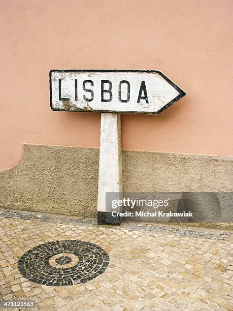 this way to lisbon - lissabon stockfoto's en -beelden