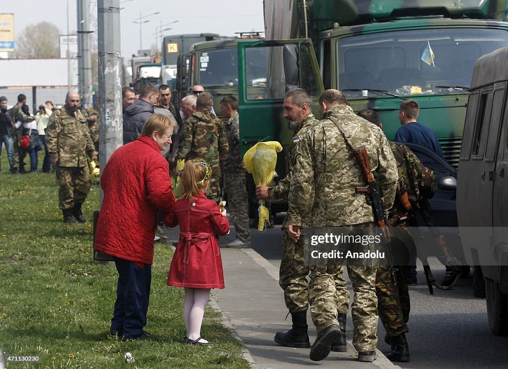 Ukrainians welcome their soldiers in Kiev