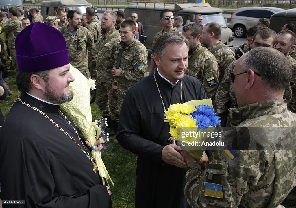 Ukrainians welcome their soldiers in Kiev