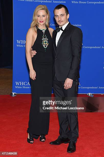 Aimee Mullins and Rupert Friend attend the 101st Annual White House Correspondents' Association Dinner at the Washington Hilton on April 25, 2015 in...