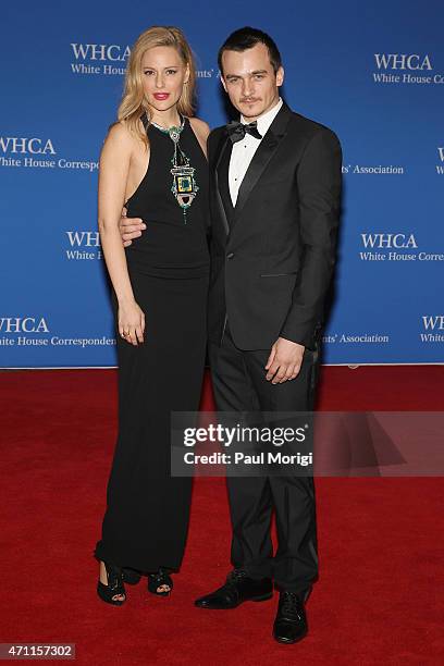 Aimee Mullins and Rupert Friend attend the 101st Annual White House Correspondents' Association Dinner at the Washington Hilton on April 25, 2015 in...