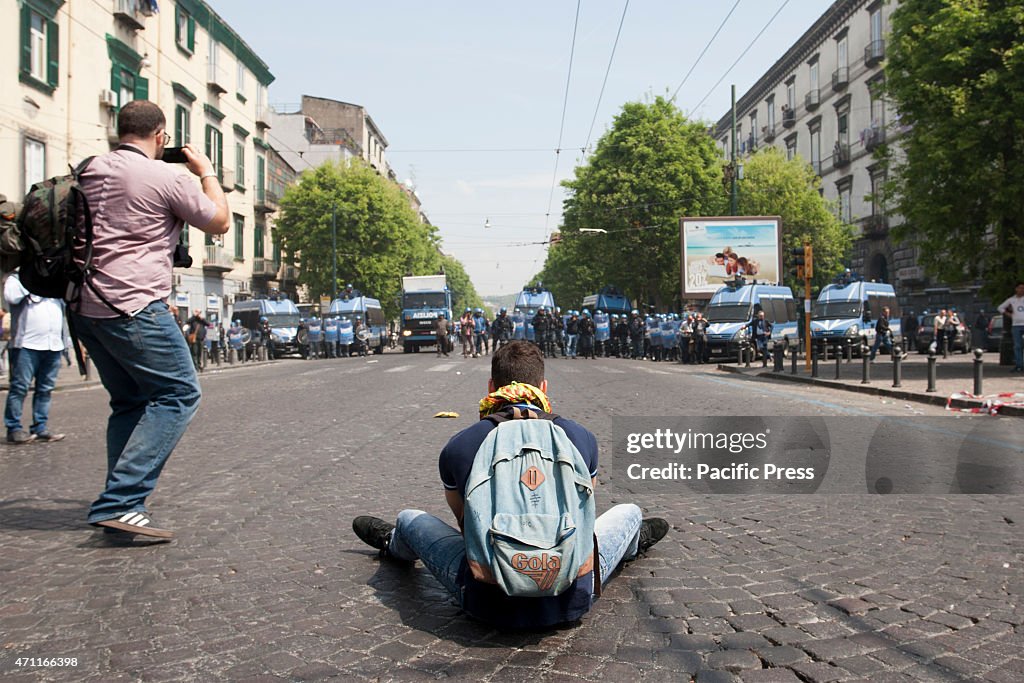 Over two thousand people manifest in Naples against Matteo...