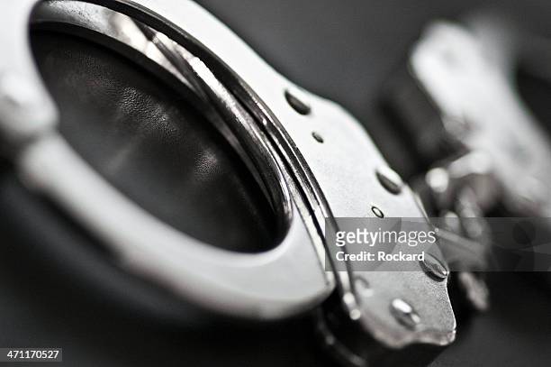 menotte - handcuffs photos et images de collection