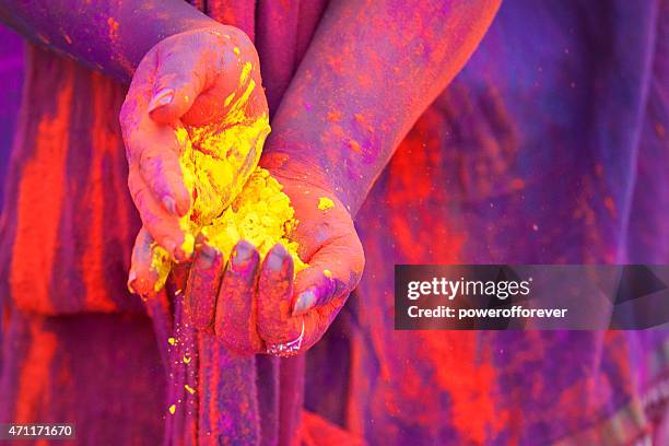hands full of dye at holi festival - 染色粉末 個照片及圖片檔