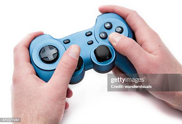 hände auf ein allgemeiner gamepad - gamepad stock-fotos und bilder