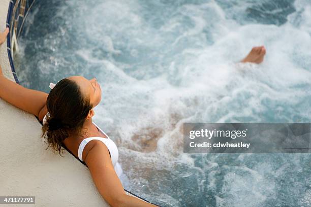 spa donna - bagno caldo foto e immagini stock