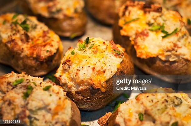 twice baked potatoes - gepofte-aardappel stockfoto's en -beelden