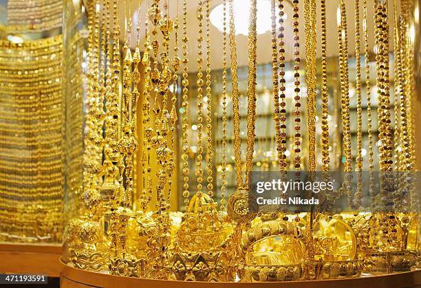 gold market - high collar stockfoto's en -beelden
