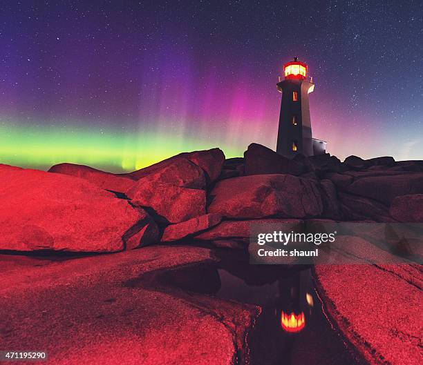 peggy's cove leuchtturm in northern lights - peggys cove stock-fotos und bilder