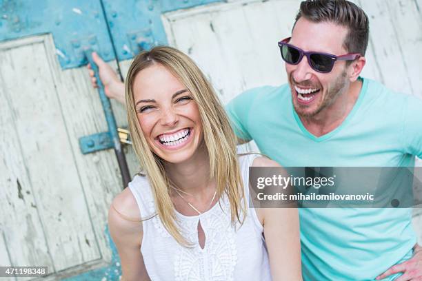 smile! - heteroseksueel koppel stockfoto's en -beelden