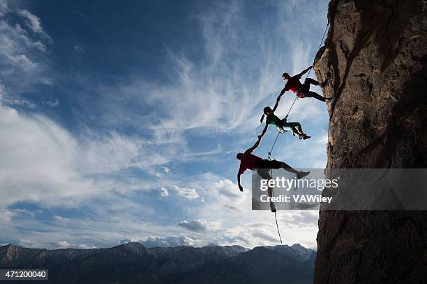 extreme discesa a corda doppia - trust foto e immagini stock