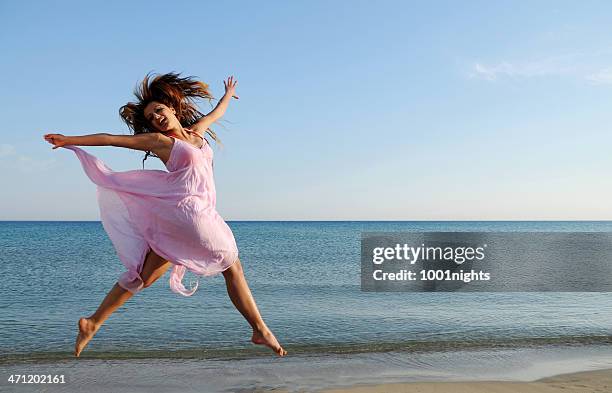 schönen sommer - junge frau strand sand springen stock-fotos und bilder