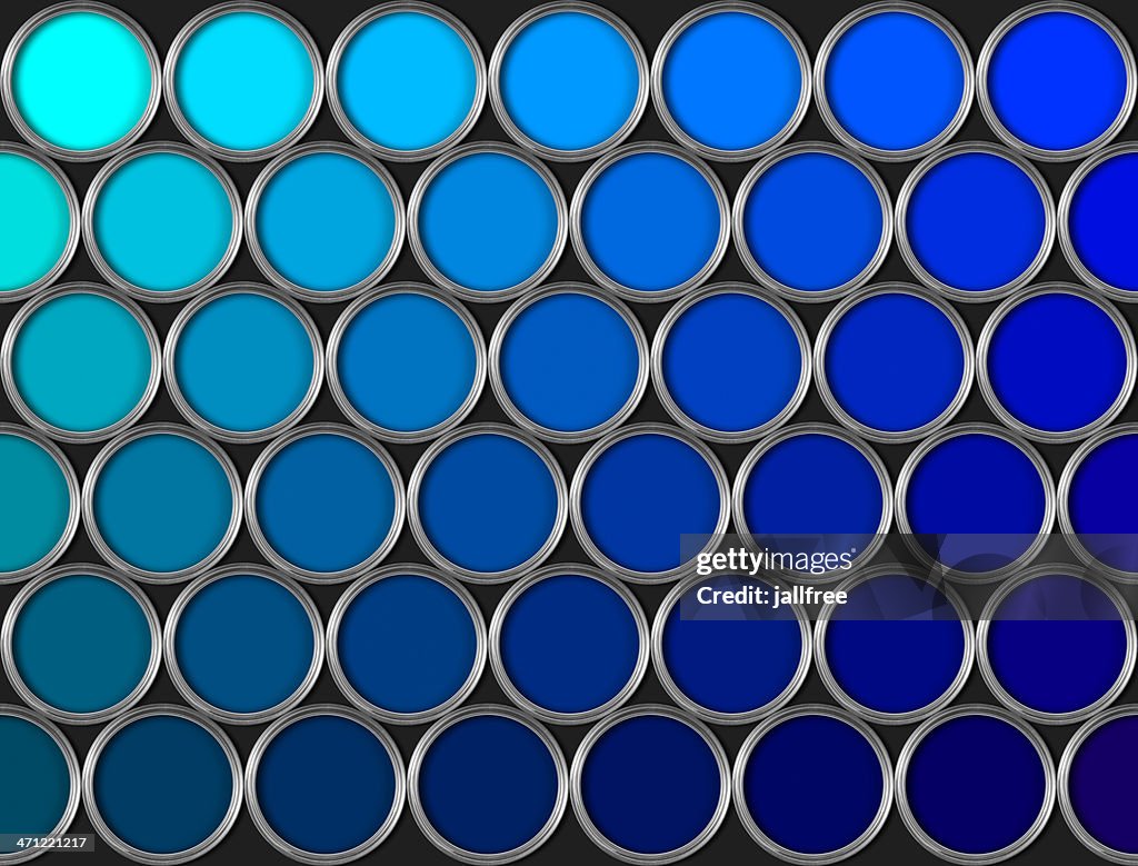 Dosen der blauen Farbe in Reihen auf schwarzem Hintergrund