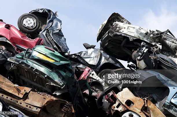 recycling von autos - autoschrottplatz stock-fotos und bilder
