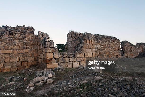 les anciennes ruines de mur - casser mur photos et images de collection