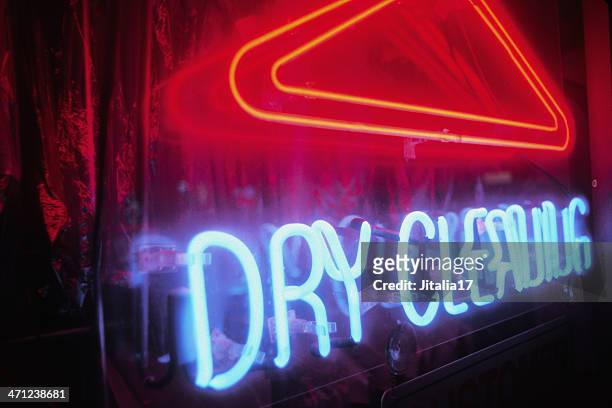 dry cleaning - neon sign at night - stomerij stockfoto's en -beelden