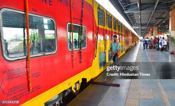 Air-conditioned double Decker Bi-weekly superfast express train No.12584/12583 between Anand Vihar Terminal and Lucknow which flagged off by Home...