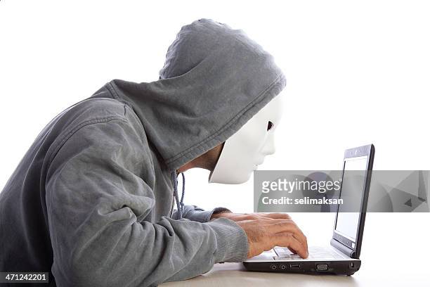 homme avec masque et la capuche avec ordinateur, internet concept de sécurité - stealth stock photos et images de collection