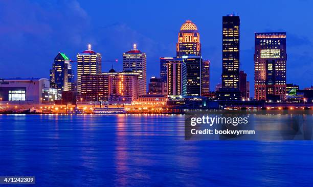 skyline von louisville, kentucky. - louisville v kentucky stock-fotos und bilder