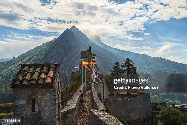 sisteron, la ciudadela-francia - sisteron fotografías e imágenes de stock