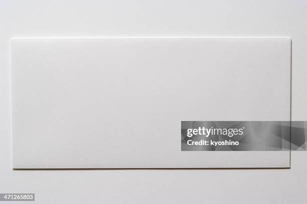 isolierte schuss von white umschlag auf weißem hintergrund - briefumschlag stock-fotos und bilder