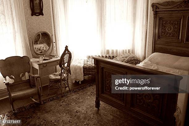 vintage dormitorio - 1910 fotografías e imágenes de stock