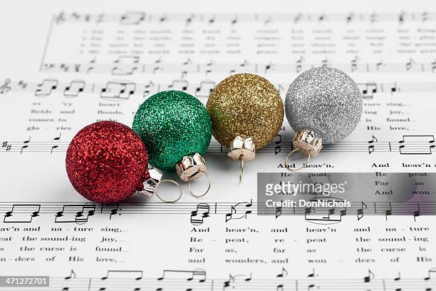 música de navidad y decoraciones - christmas music fotografías e imágenes de stock