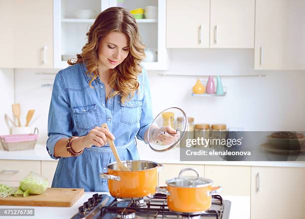 frau in der küche - frau kochen stock-fotos und bilder