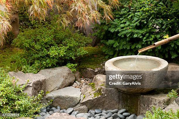 water fountain - oriental garden stockfoto's en -beelden