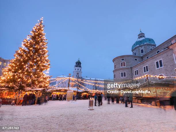 mercado navideño en europa al aire libre - salzburgo fotografías e imágenes de stock