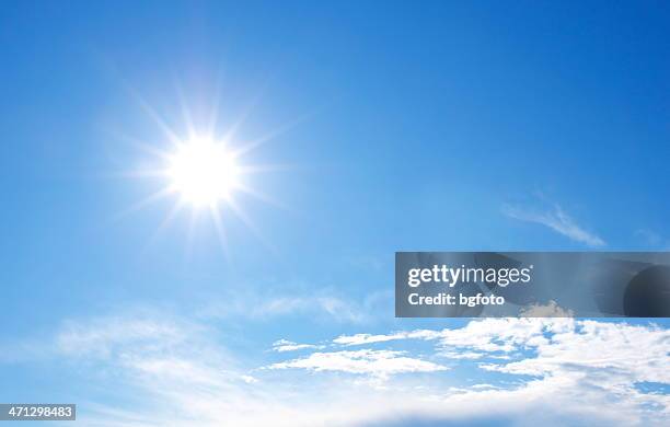 cielo azul y sol - sunlight fotografías e imágenes de stock