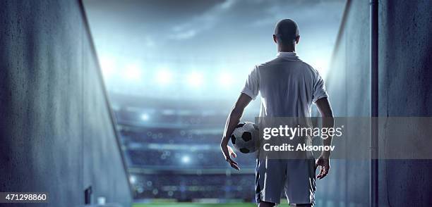 jogador de futebol no estádio de uma zona de jogadores - futebolista - fotografias e filmes do acervo