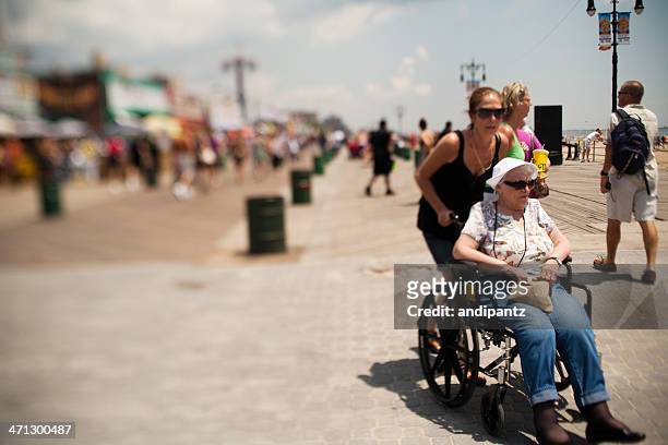 高齢者の女性コニーアイランド - new york summer press day ストックフォトと画像