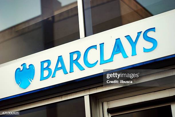 schild von barclays bank in liverpool - barclays markenname stock-fotos und bilder