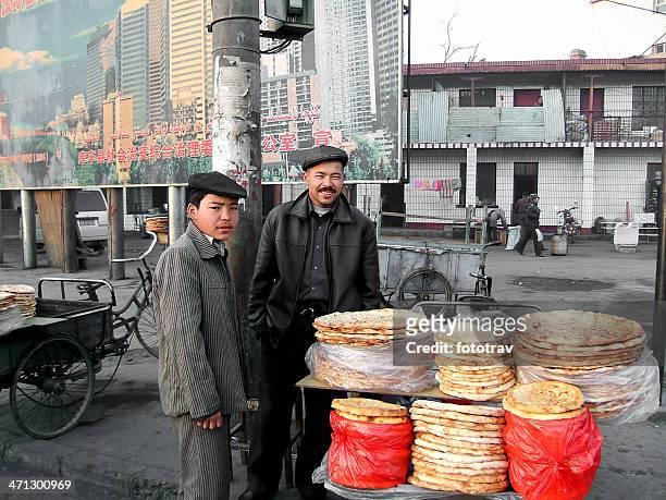 uyghurs auf kleine stadt der silk road, china - west asia stock-fotos und bilder