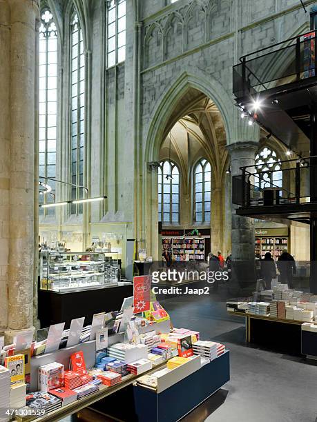 bookstore in dutch 13th century church - maastricht 個照片及圖片檔