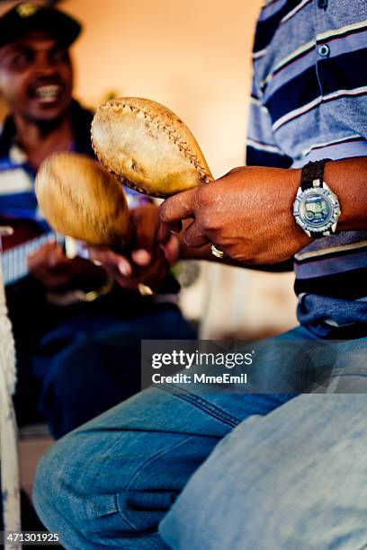 músicos cubano - maracas fotografías e imágenes de stock