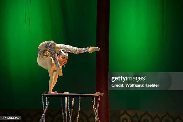 Contortion Machine 617 Contortionist Woman Stock Photos, High-Res Pictures, and Images ...