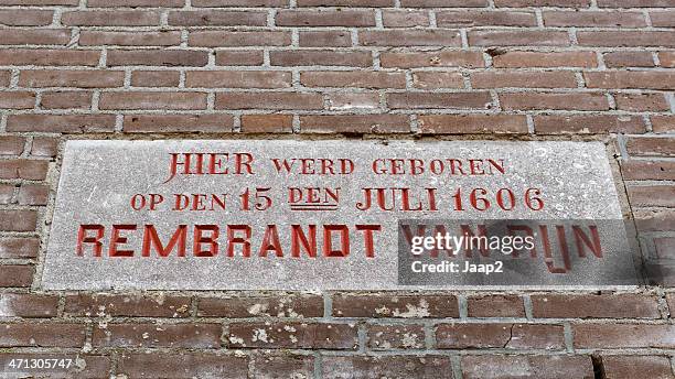 memorial stone rembrandt's birthplace - rembrandt stockfoto's en -beelden