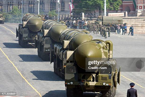 nucleares rusas misiles topol-m" en desfile militar - russia photos et images de collection