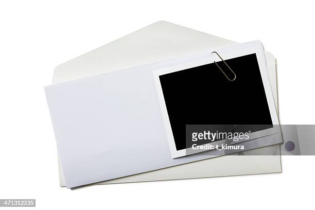 envelope with blank photo - papierklem stockfoto's en -beelden